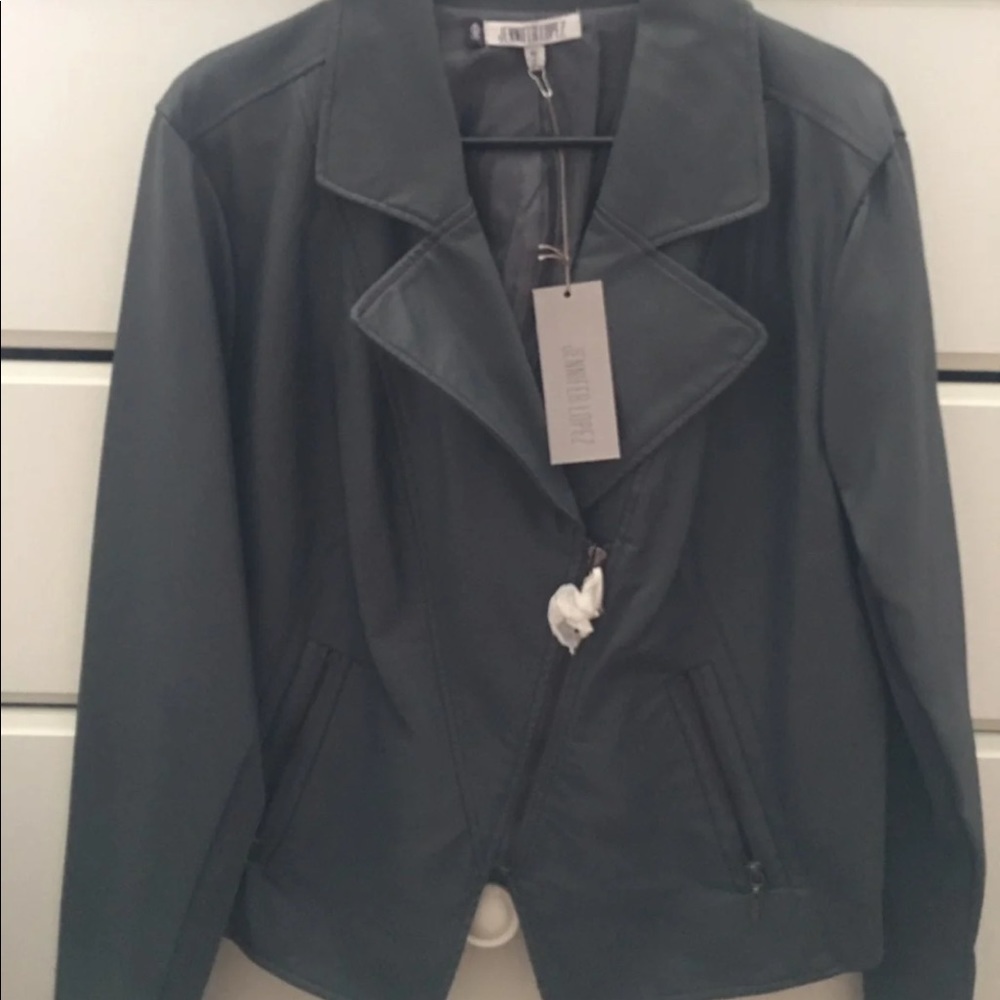 Jennifer López faux leather jacket
